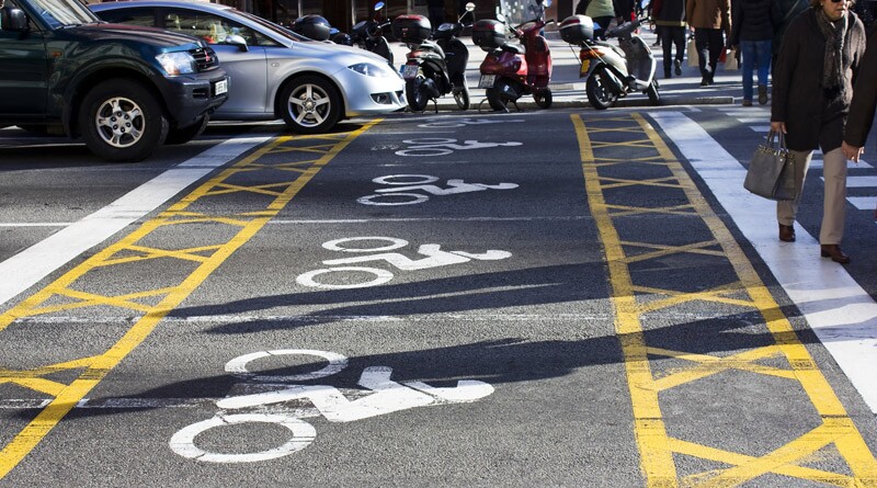 In Barcelona, traffic authorities have created a special reserved zone for scooters and two wheelers at the front of the lanes at traffic lights so they get priority (Image: Pablo Saludes Rodil, Europaenfotos)