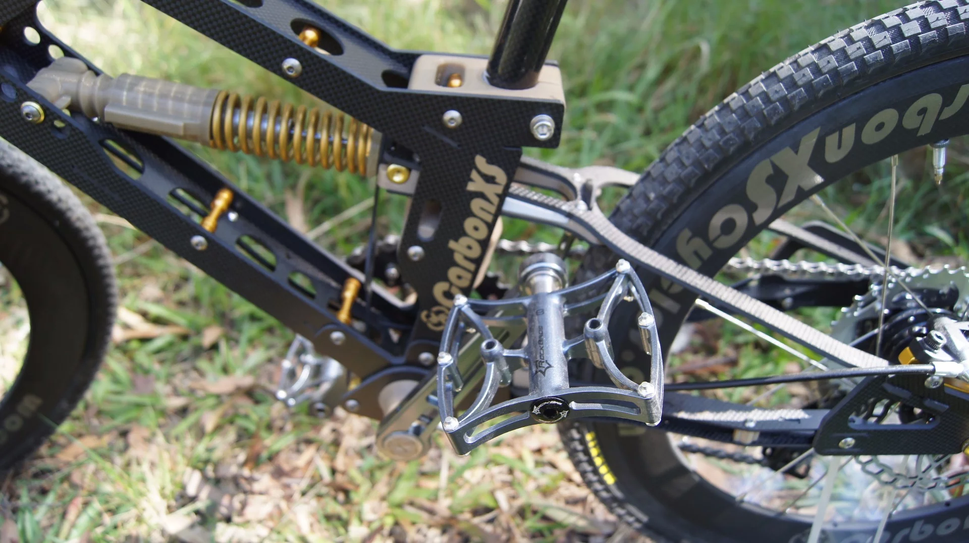 The Mad 6 has magnesium pedals with titanium spindles
