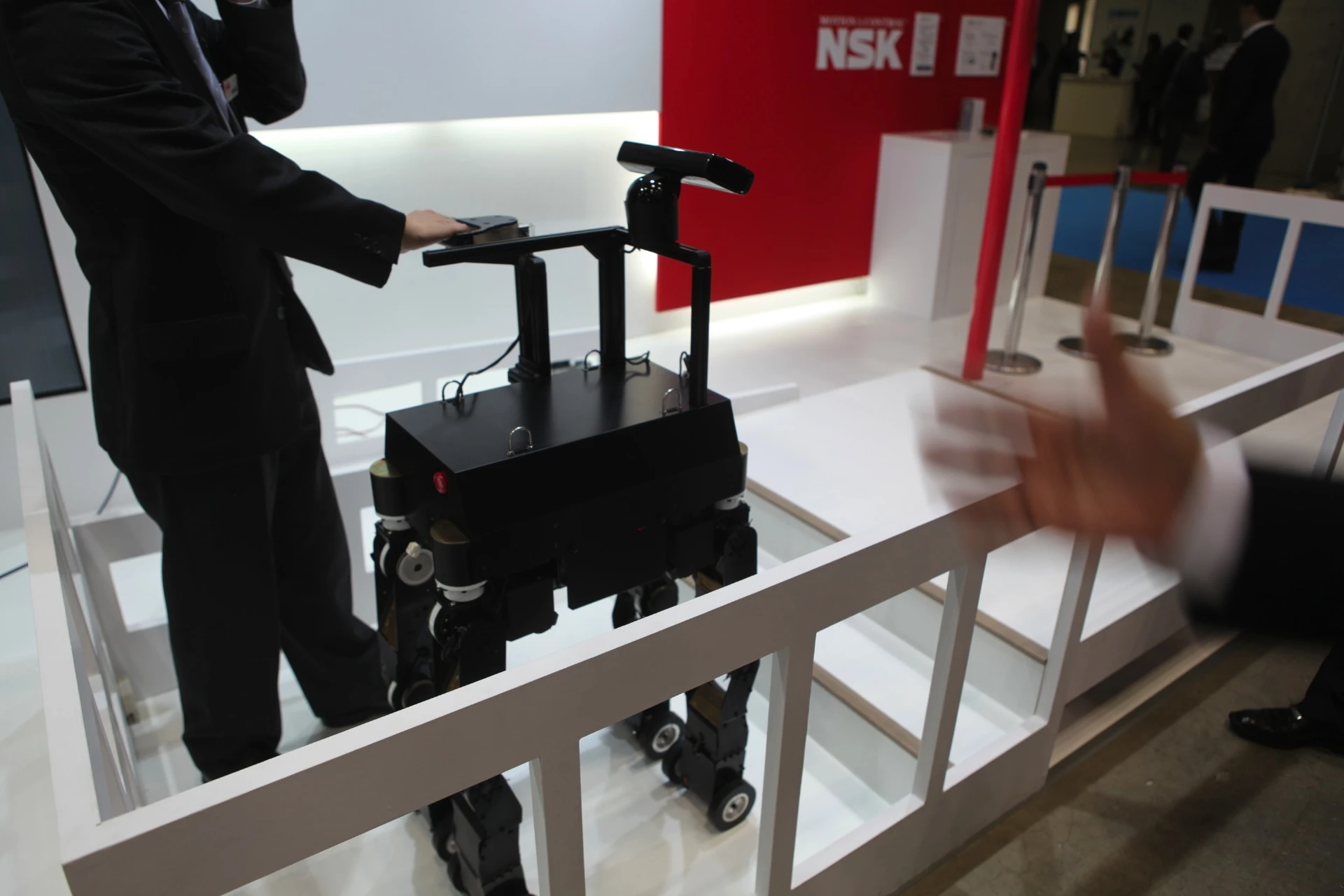 The NSK robot guide dog (Photo: gizmag.com)