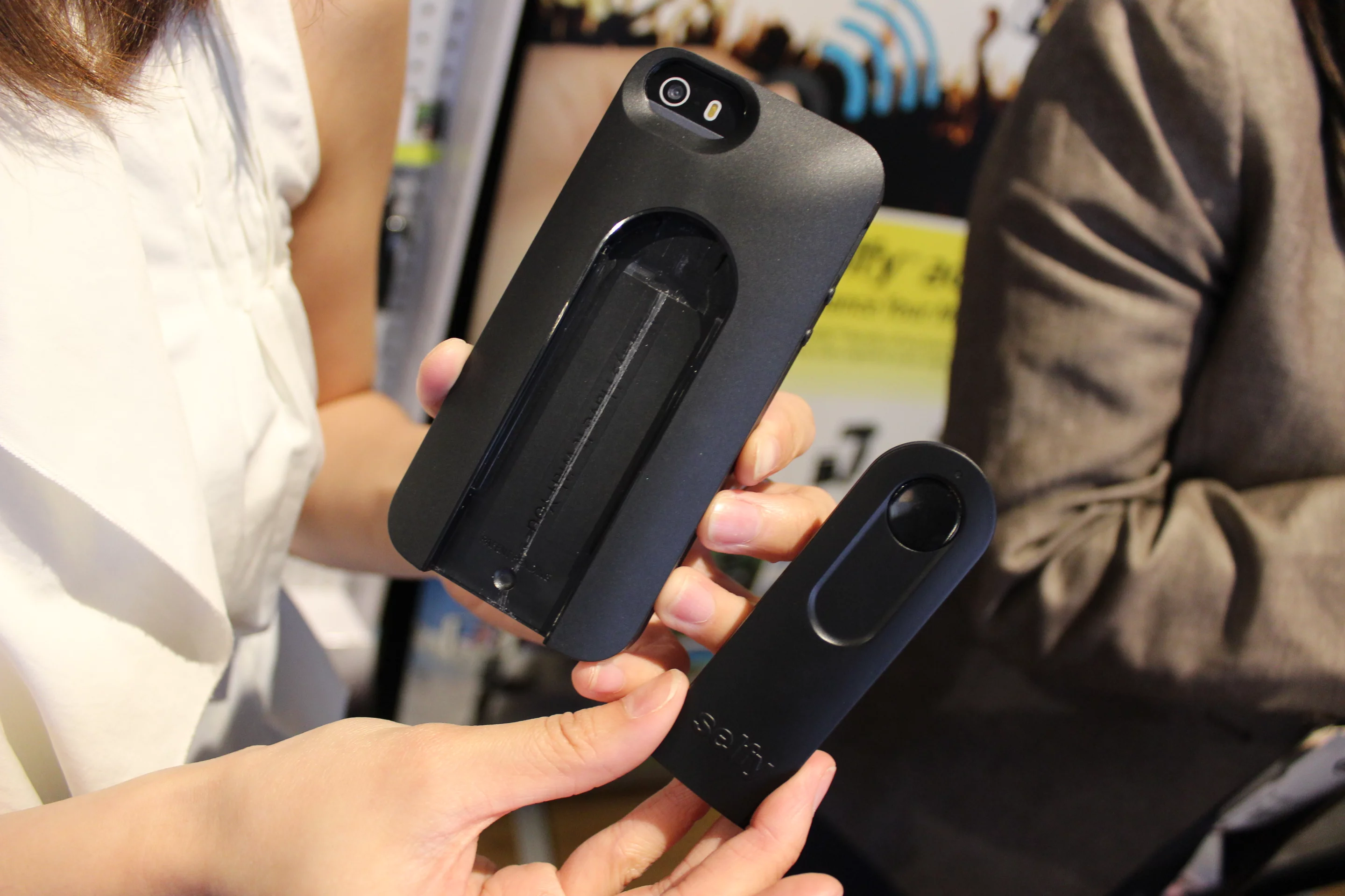 Accessories can be mounted in the slot, once the remote is out