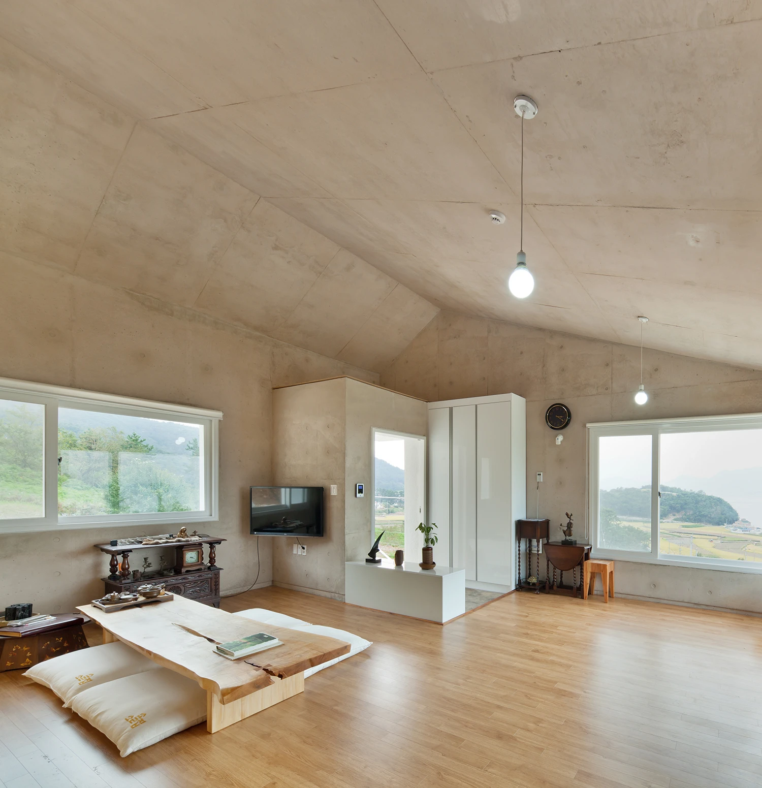 The entire reinforced-concrete structure is encased in 20 cm-thick (7.9 in.) Styrofoam (Photo: Kyungsub Shin)