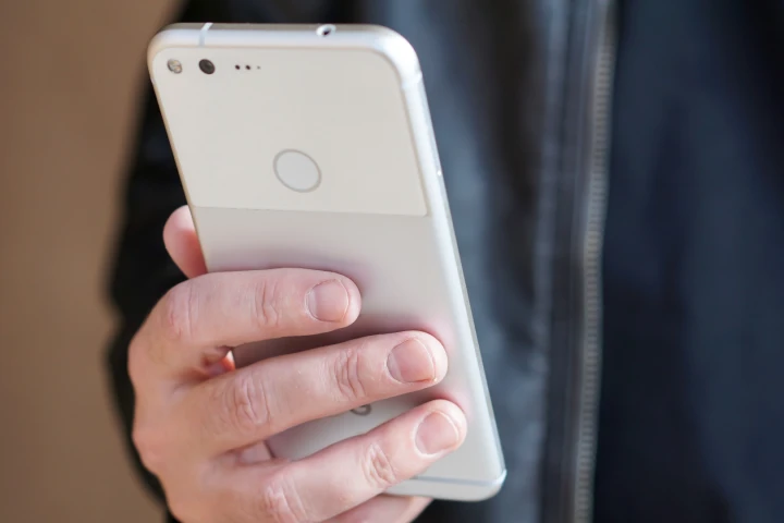New Atlas reviews the Google Pixel XL, which marks a more iPhone-like approach from Google