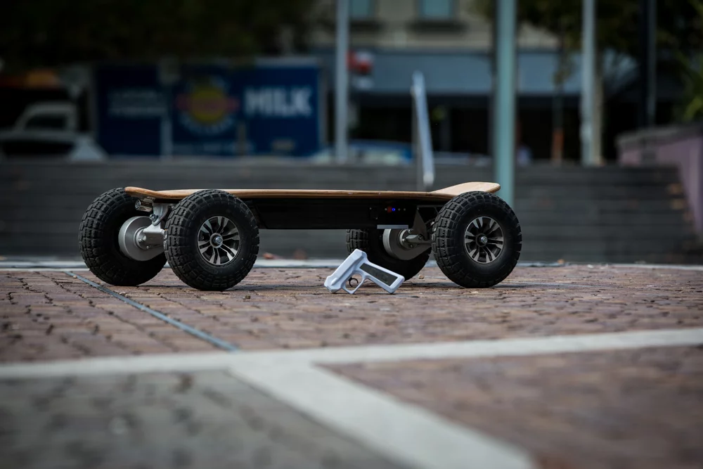 As is common with electric skateboards, the Dominator 3200 Pro is controlled by a simple gun controller (Photo: Nick Lavars/Gizmag.com)