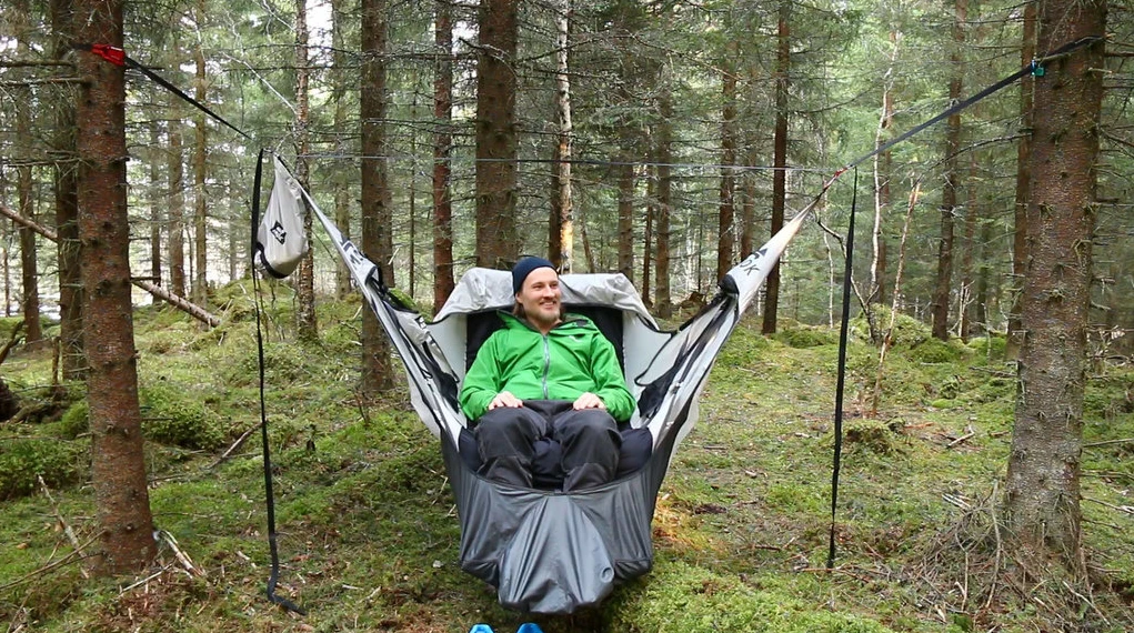 By pulling the straps on the sides, the Draumr user can sit up in different positions