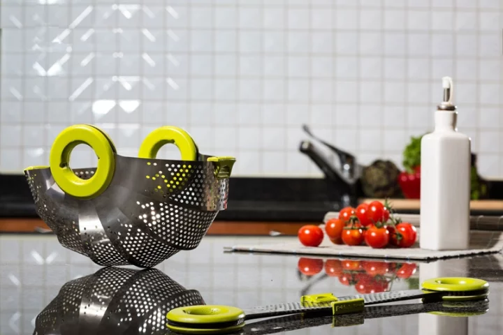 The Rmdlo is a lightweight folding colander