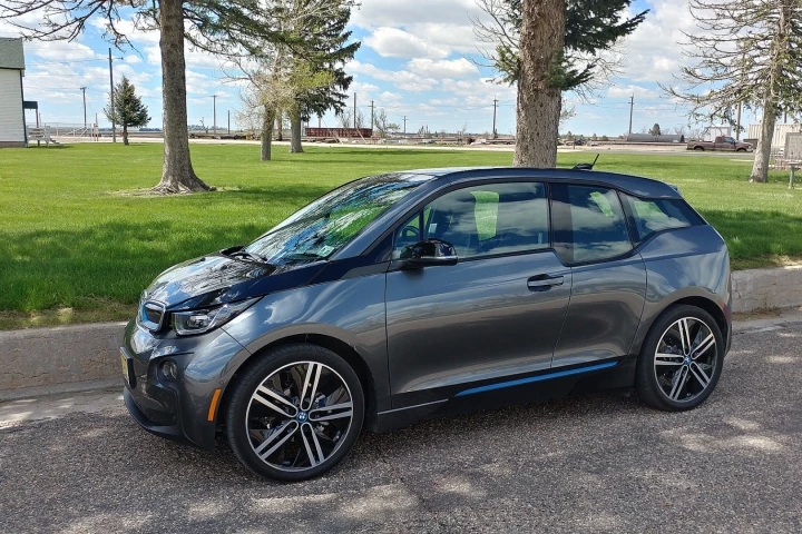 The 60 Ah model is rated for about 81 miles (130 km) per charge, the 90 Ah for about 120 miles (200 km), and the range-extended model is good for about 180 miles (290 km)