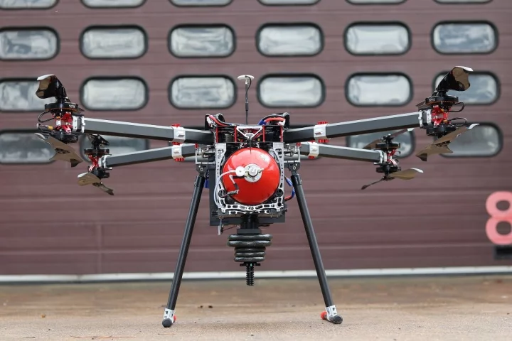 Intelligent Energy's drone, powered by 6 liters of compressed hydrogen and a fuel cell, flew for 70 minutes while carrying a 5-kg weight