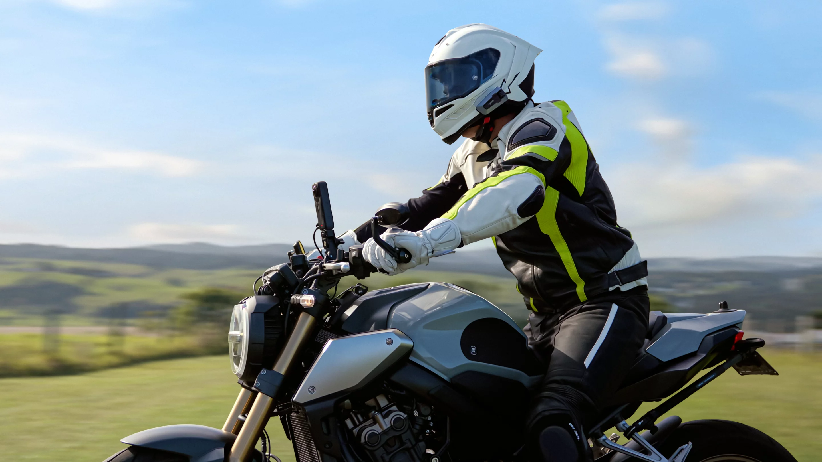 The sensor size on the X5 has increased to 1/1.28", which is 144% bigger than X4s, meaning it can capture a lot more light