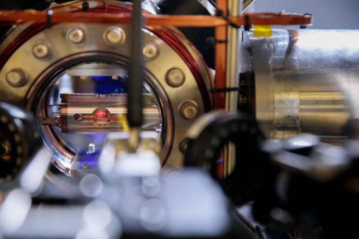 Lutetium atoms trapped in a vacuum chamber in an atomic clock