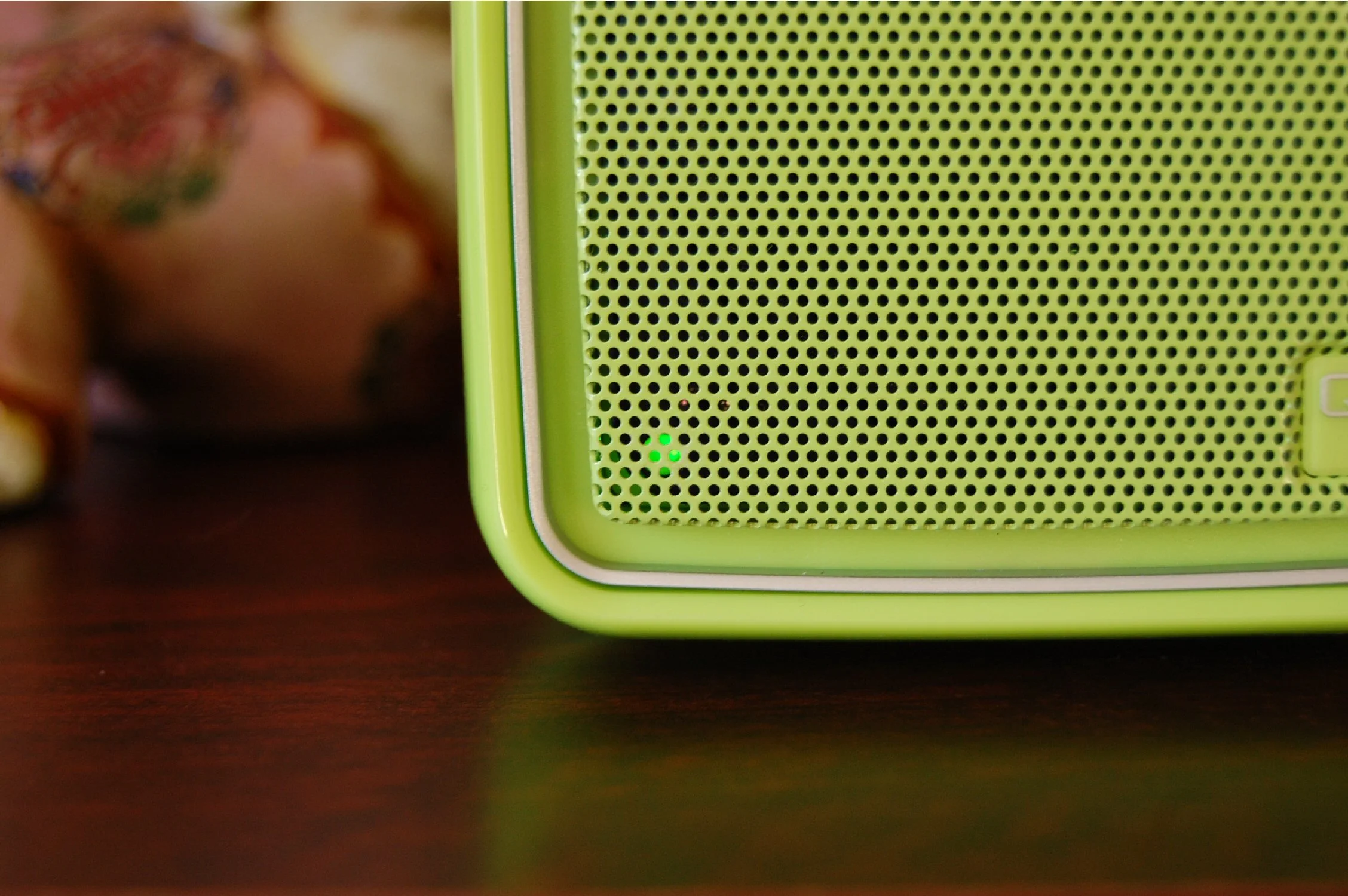 When the green LED blinks, the Q2 has found the network and is looking for the assigned radio station