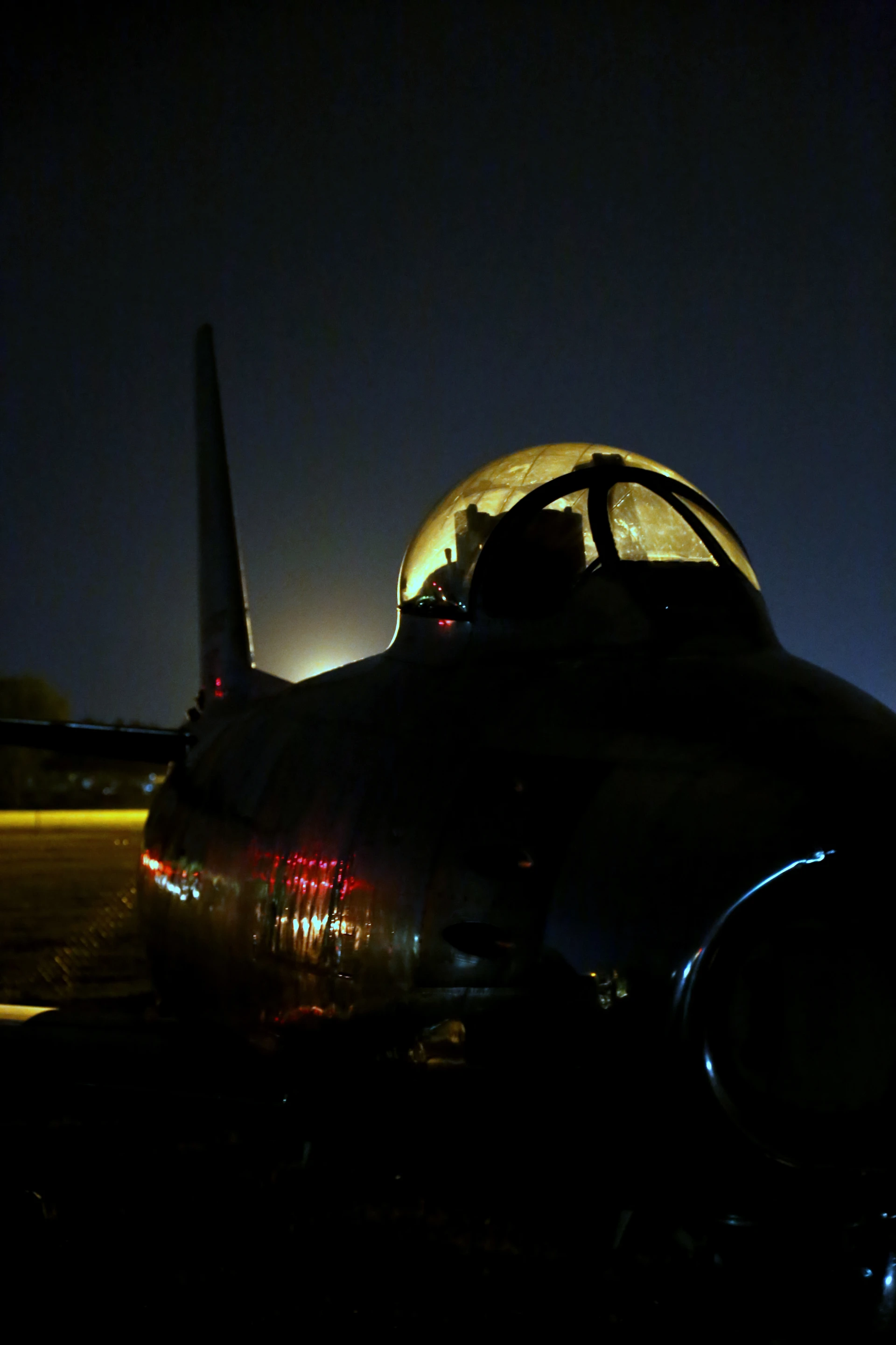 F-86 Sabre at night (Photo: Angus MacKenzie/Gizmag.com)