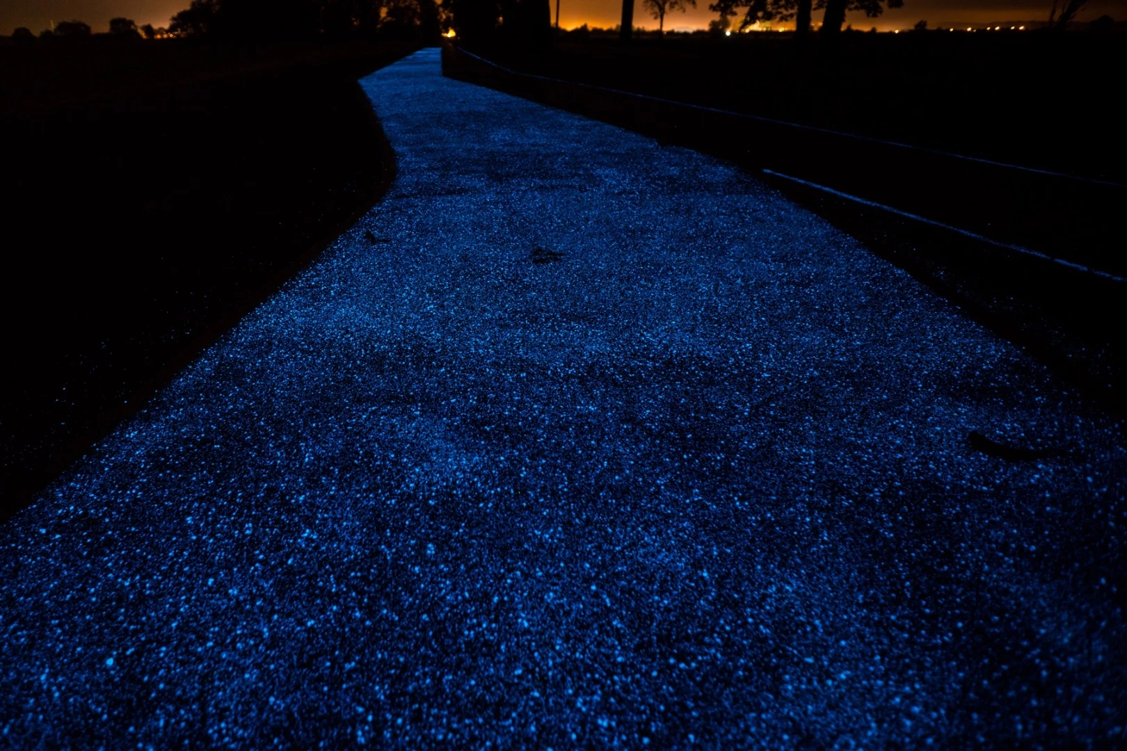 For additional safety, the glowing aggregate was covered with a layer of small stone grits