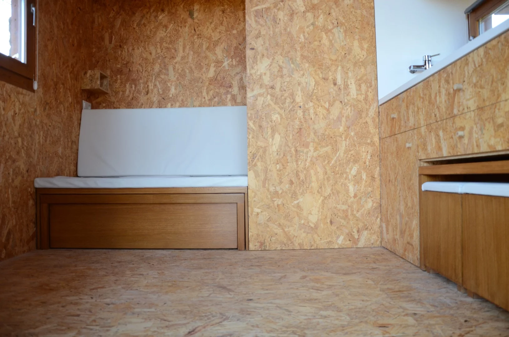 Inside, the Ecocubo is very simple and small