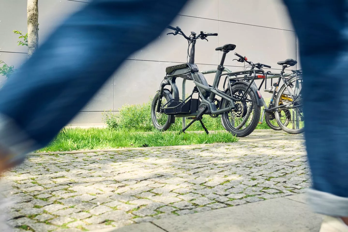 The CS cargo ebike's compact footprint of 2,040 x 480 mm should make for easy inner-city parking