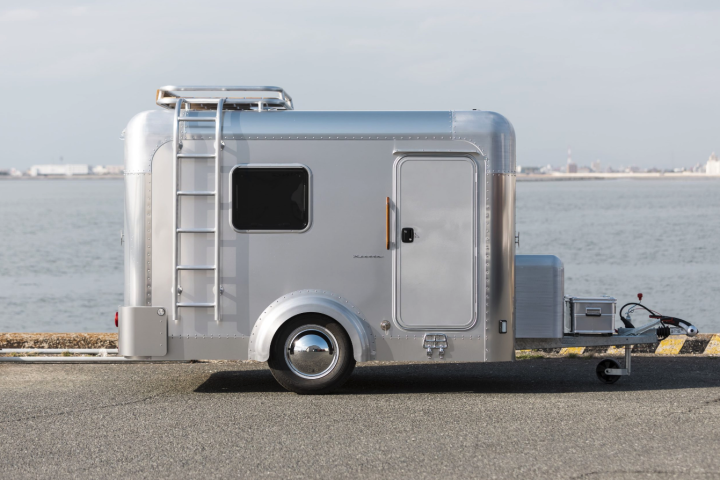 The X-Cabin shares its shape with basic commercial and horse trailers but gets upgraded into a stylish trailer trailer with its polished aluminum skin, windows, baby moon wheels and accessories