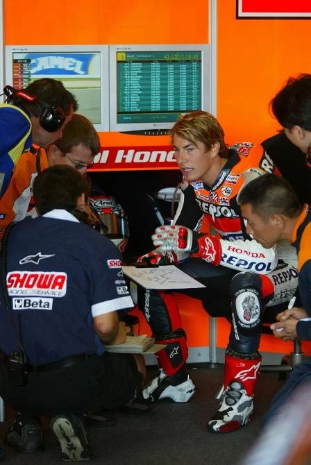 Nicky Hayden explains the set-up to his crew