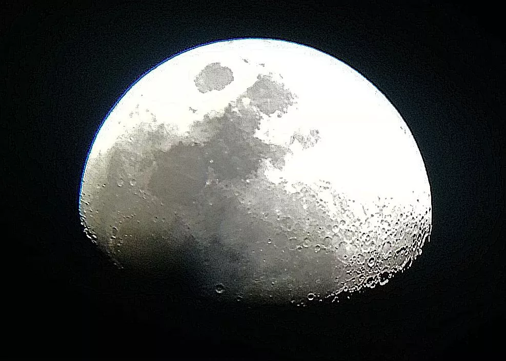 Smartphone photo of the Moon taken using the 25 mm eyepiece. While overexposed, the detail around the terminator gives some idea of the excellent resolution of the OneSky (Photo: B. Dodson)