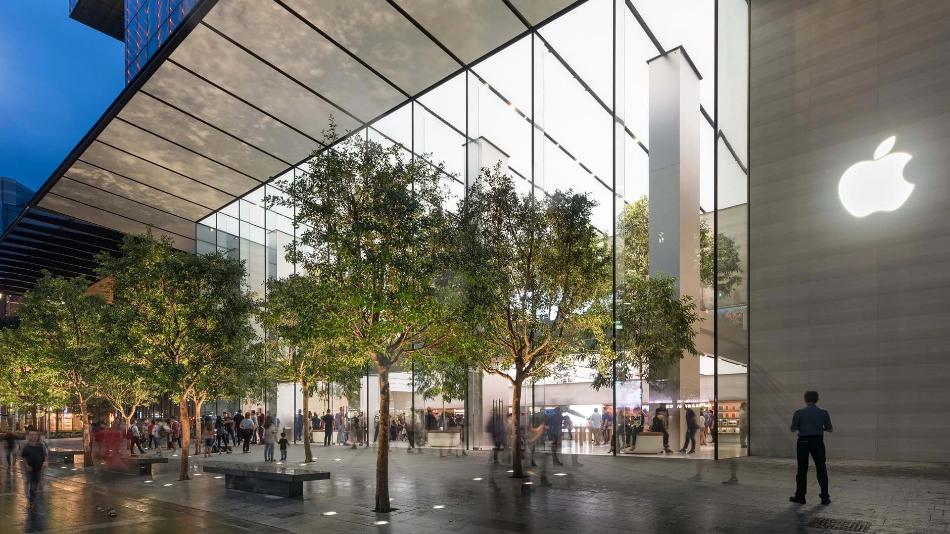 Apple Orchard Road, the first Apple flagship store in Singapore by Foster + Partners took out the grand prize for Shops & Stores at the Prix Versailles 2018 world architecture awards