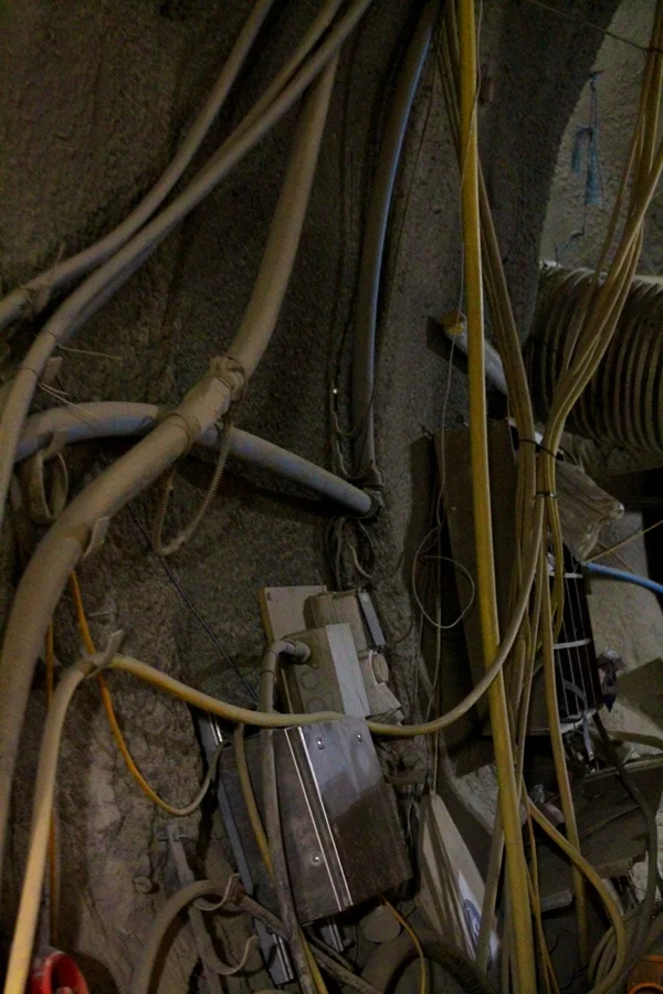 A web of cables adorning a wall at Farringdon (Photo: Stu Robarts/Gizmag)
