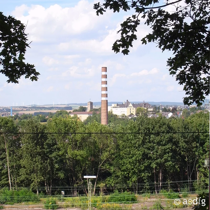 Five flexible reflective strips have been wrapped around the chimney, creating the impression that the stack is broken by the sky (Photo: asdfg)