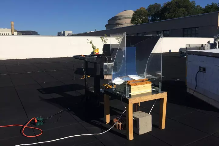 The system has been tested on a rooftop, where it produced 146 ºC (295 ºF) steam from a basin of water