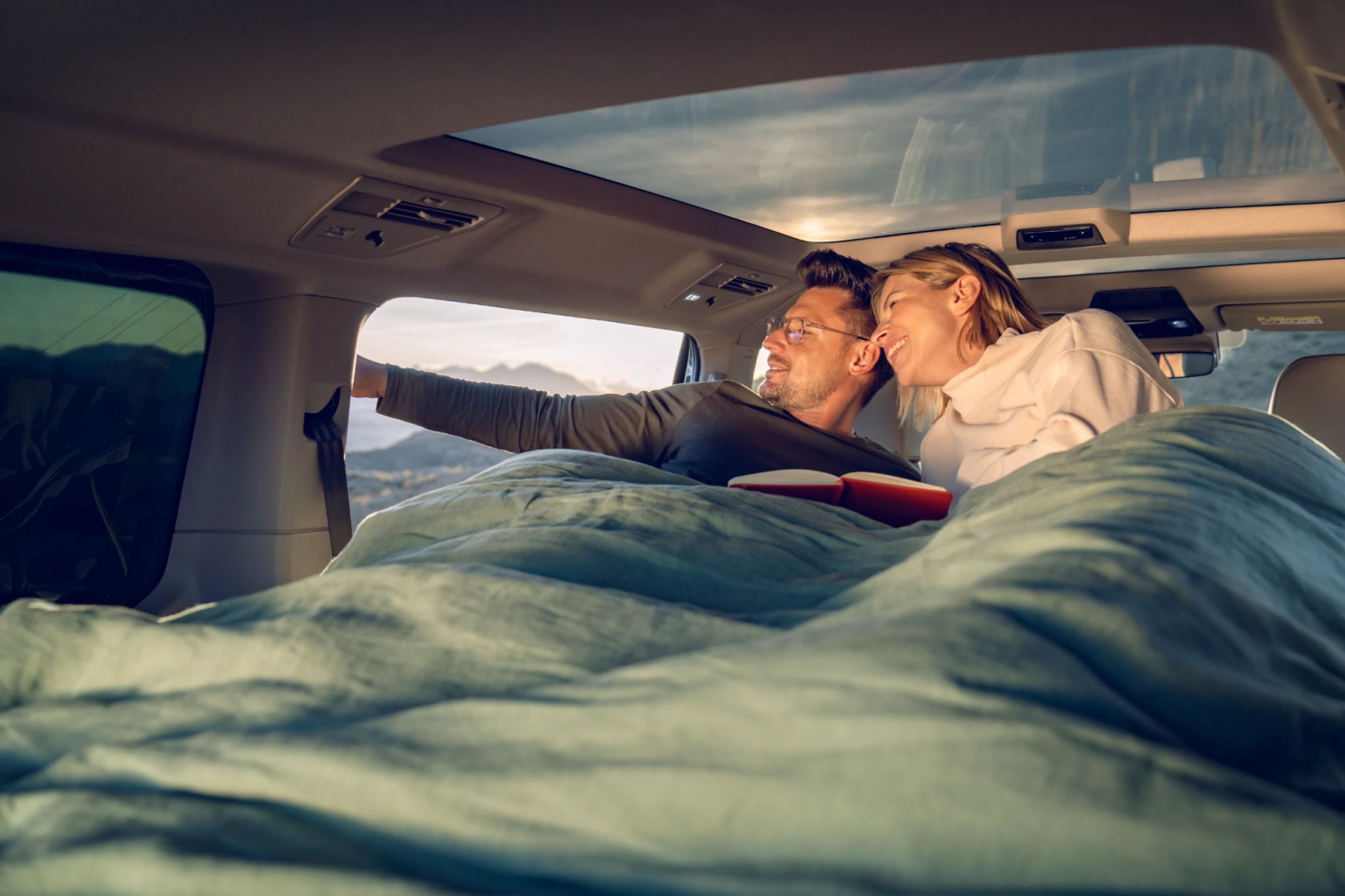 Désormais disponible sur les huit premiers sièges : le pack Good Night du Multivan offre un lit double confortable pour les parents et autres couples