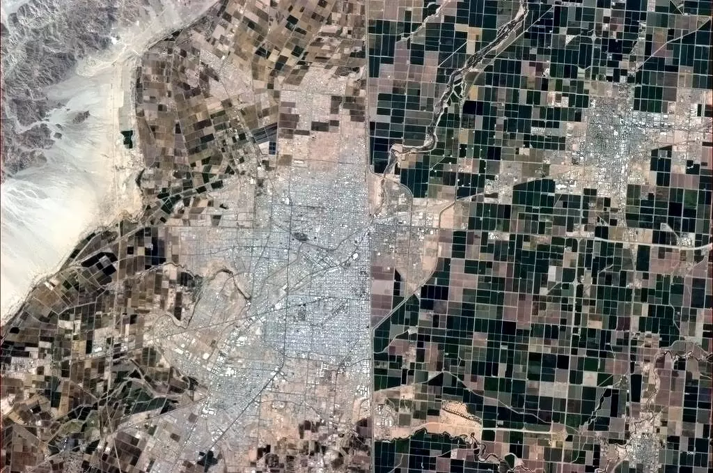Hadfield: "Same land, different politics. The US - Mexican border, seen from space" (Photo: Chris Hadfield/NASA)