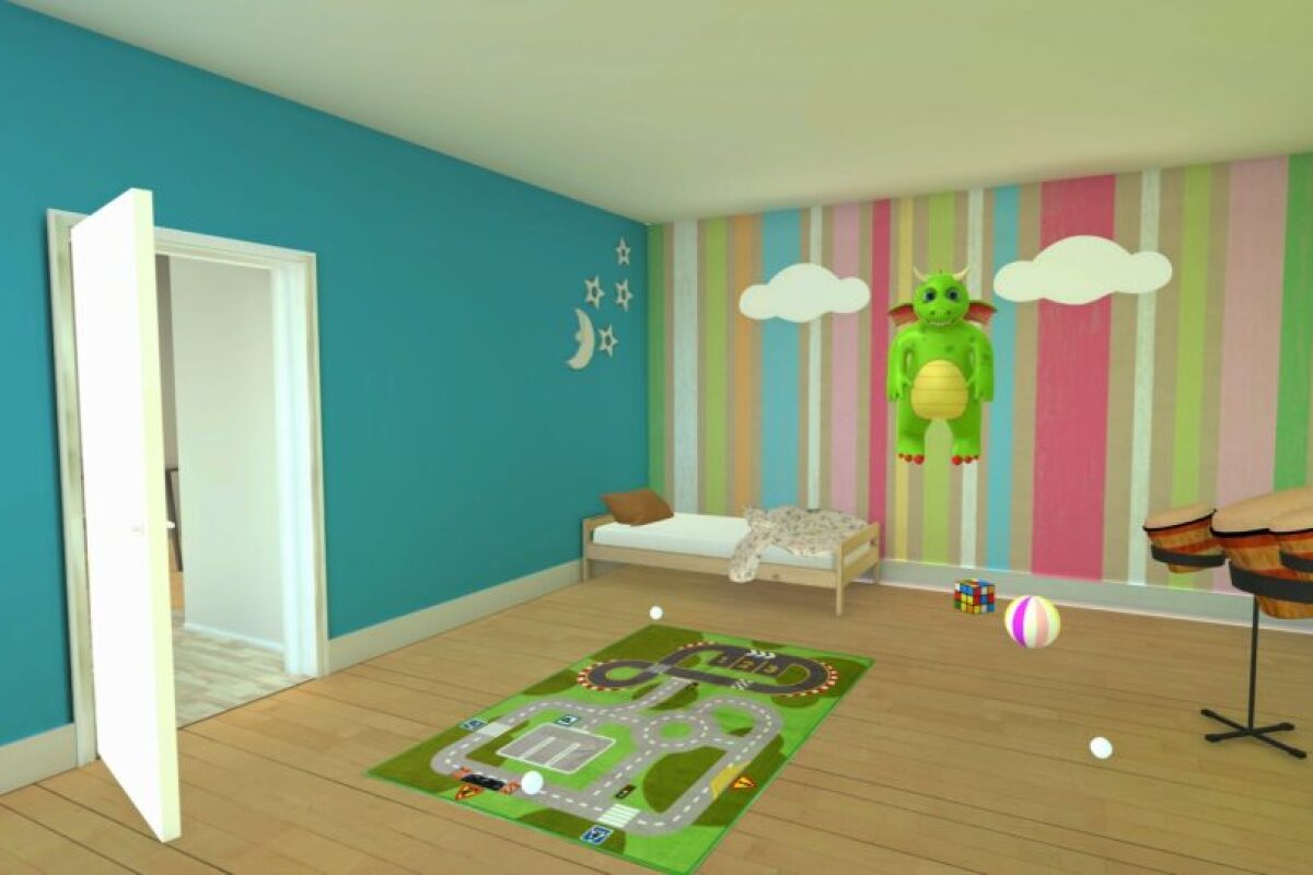 Um dos cenários presentes no jogo: um quarto infantil com uma cama ao fundo, vários brinquedos espalhados pelo chão, um tapete estampado com o que parece ser um jogo de tabuleiro e um dragão ao lado de duas nuvens pintado na parede ao fundo.