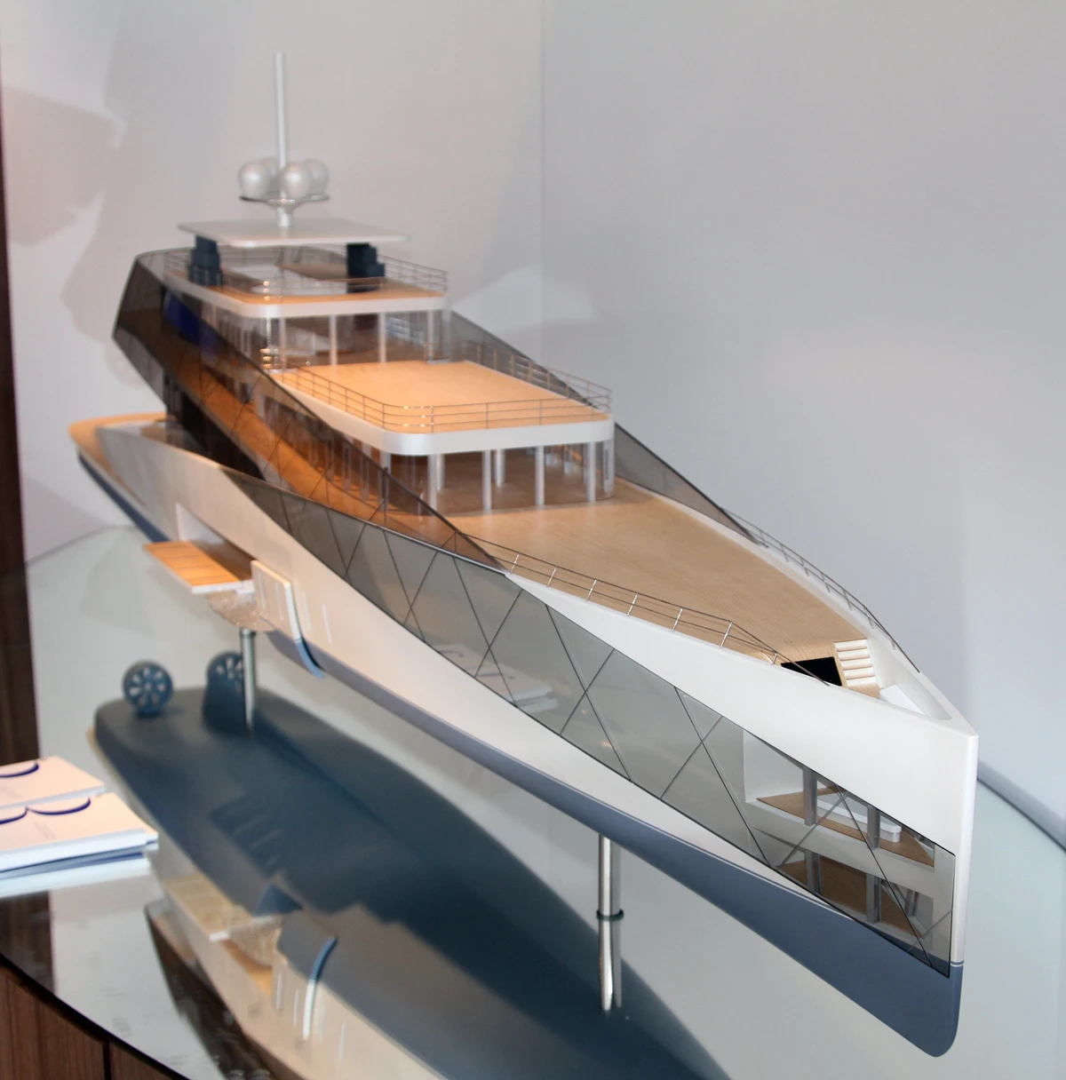 Bow view of the model of Feadship Royale (Photo: Gizmag)