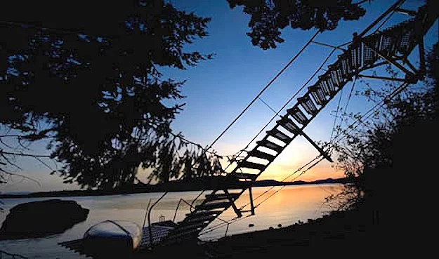 The walkway leading from the beach to Sneeoosh Cabin, against the twilight (Photo: Zeroplus Architects)