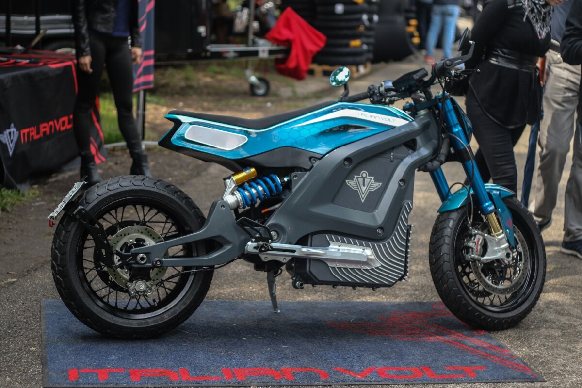 Italian Volt Reunion: blue honeycomb pain job looks great