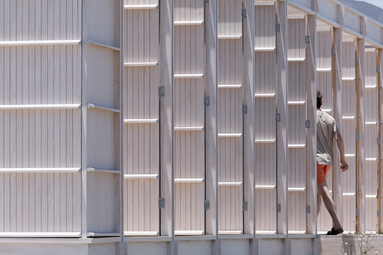 The House in Morrillos opens to the outside with 72 wooden doors