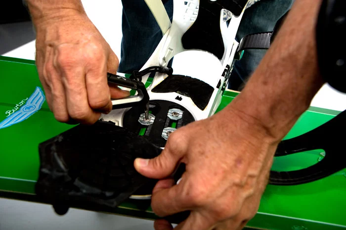 Using the CL!CK Carabiner to fix snowboard bindings