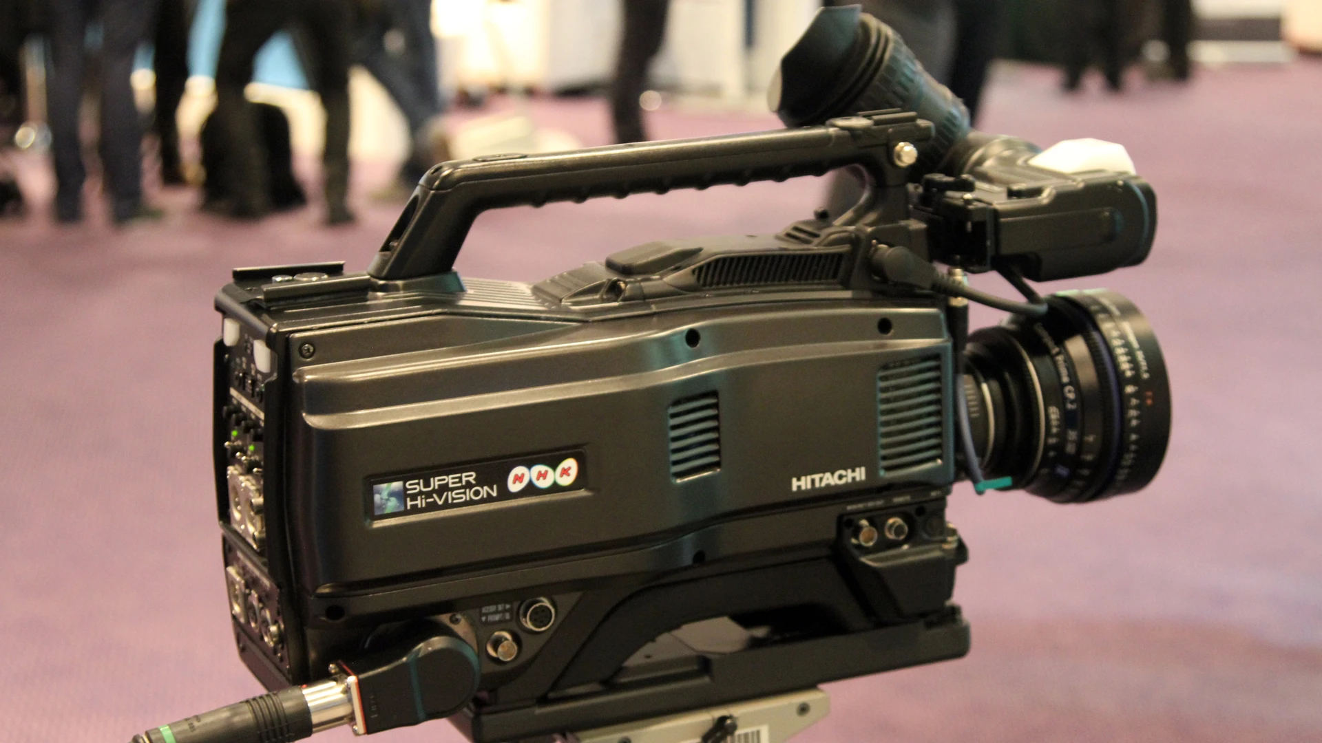 The 5.3 kg (12 lb) camera head is coupled with a 14 kg (31 lb) camera control unit (CCU)