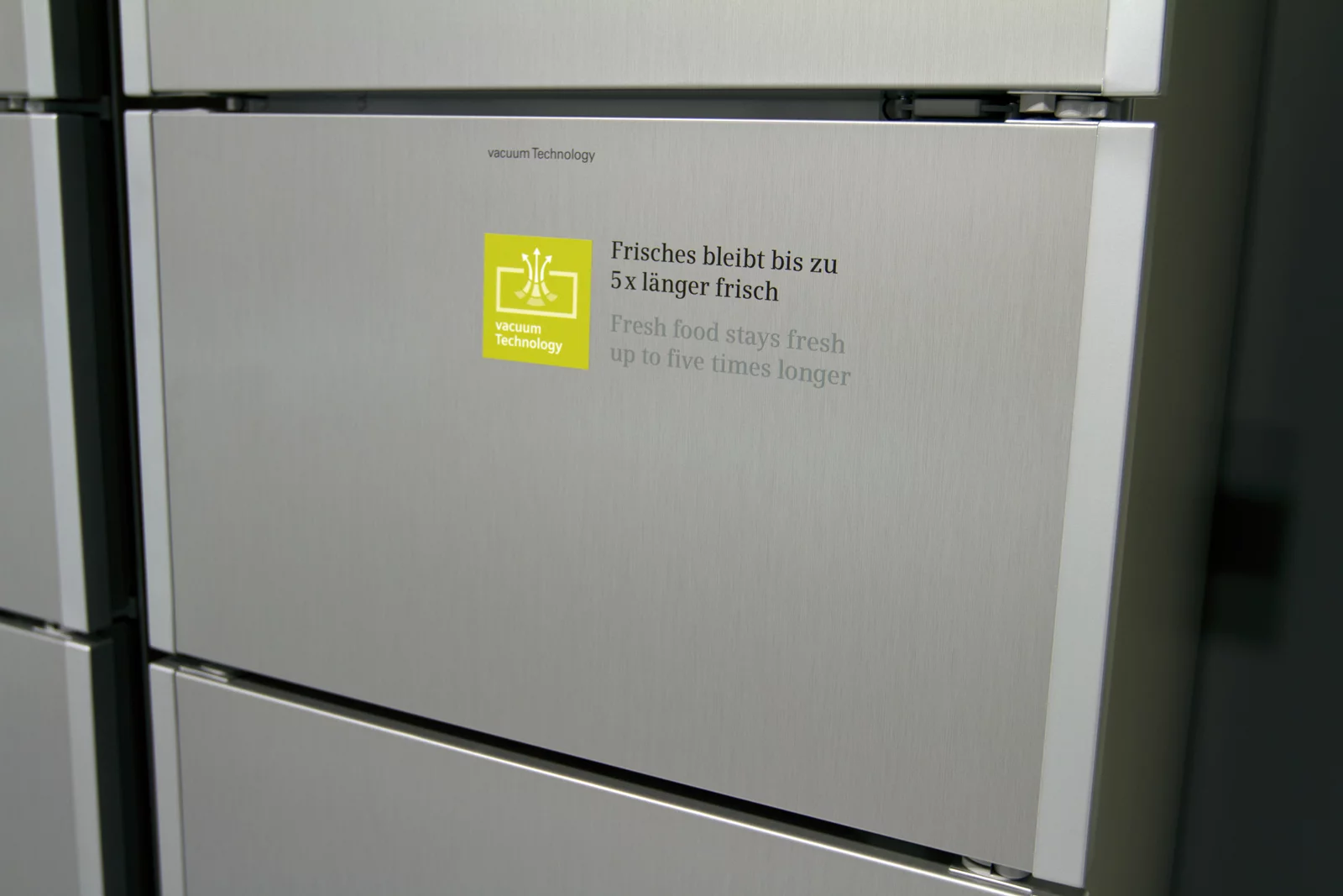 The central vitaFresh contains the crisper and vacuum drawer