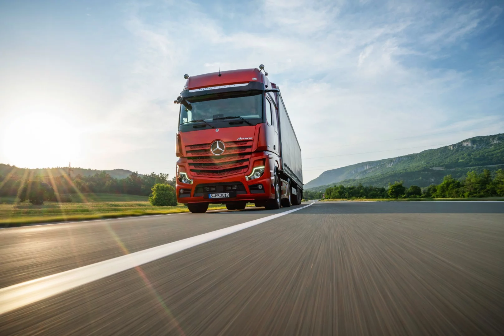 The new Actros is being produced in Mercedes-Benz Trucks’ truck assembly plants in Worth on the Rhine River