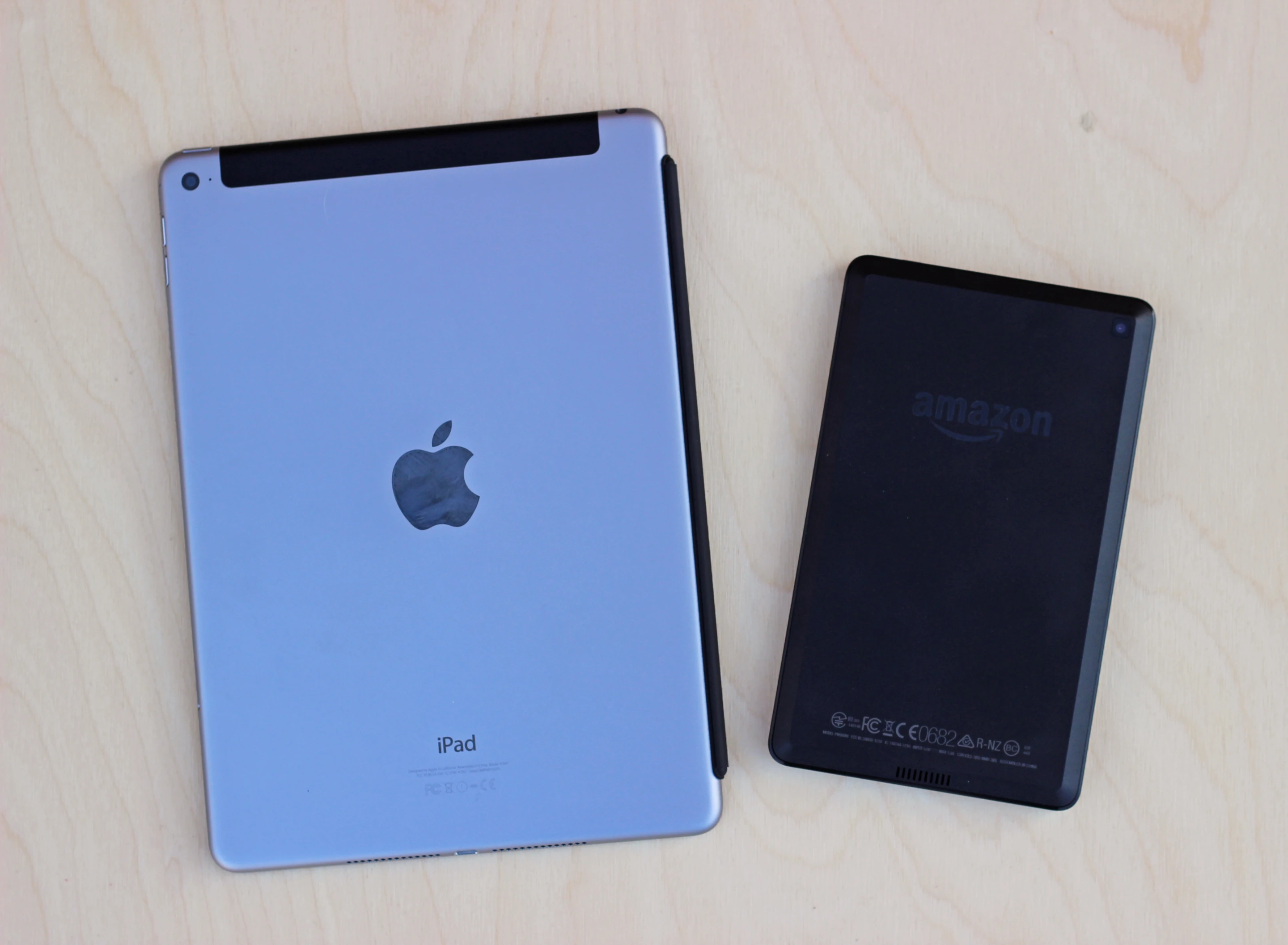 iPad Air 2 (left) with the Fire HD 6 (Photo: Will Shanklin/Gizmag.com)