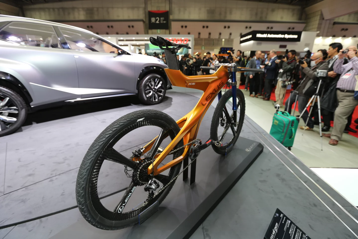 The bike also features XeNTiS Kappa2 CC carbon fiber aero wheels, custom-made to Lexus' specs