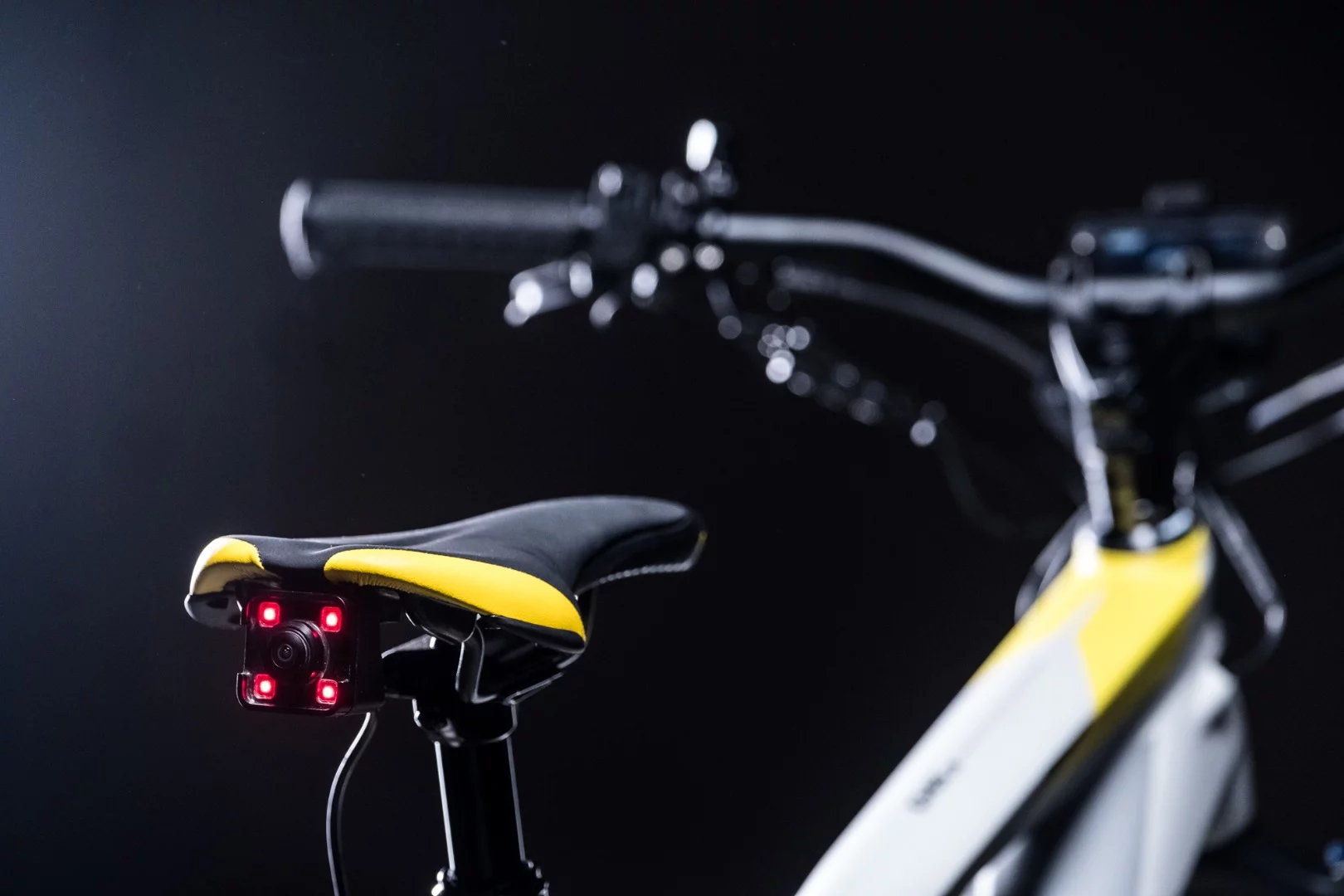 The rear 1080/30p camera of the G6 is surrounded by four LED lights