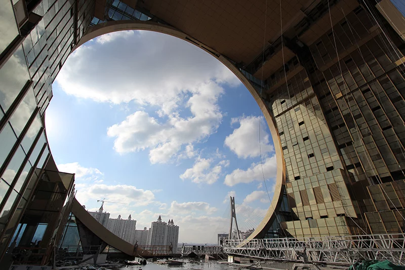 The circular hole measures 48 m (157 ft) in diameter (Photo: Joseph di Pasquale architect)