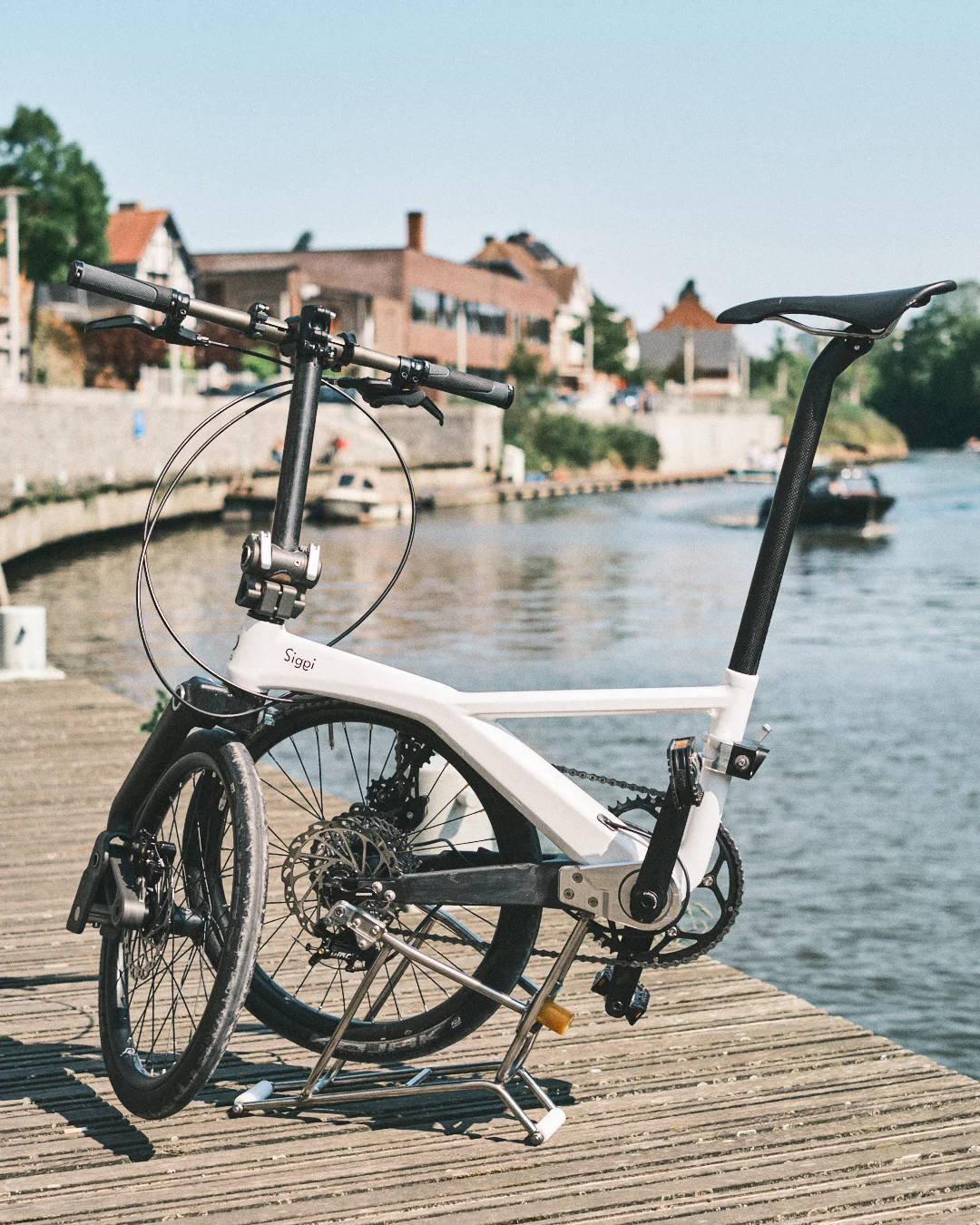 The left-side fork is made from proprietary StoneWeave composite, and is designed for a neat, compact fold