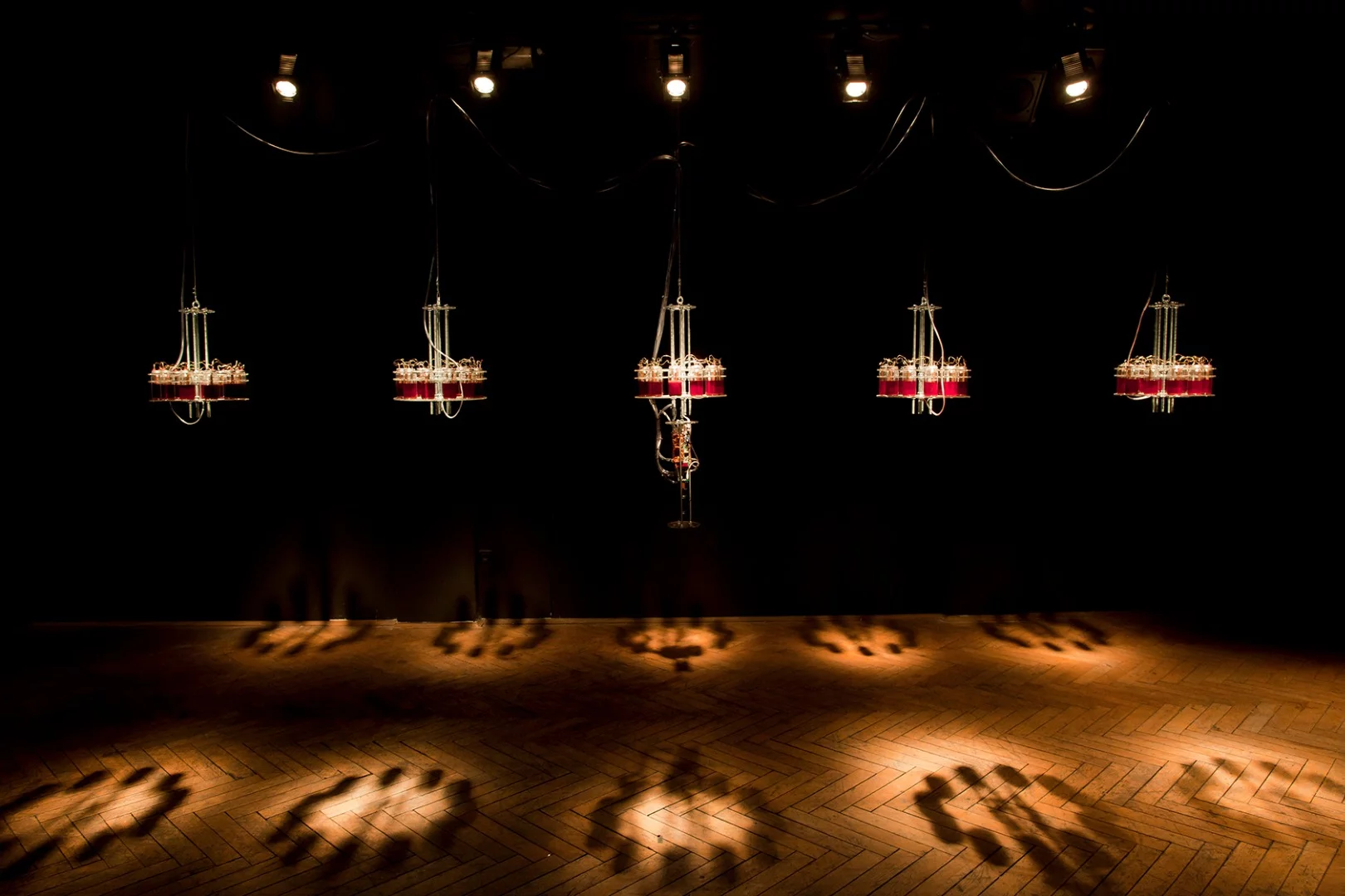 Each of the five battery units has 11 storage tanks, producing a total output of 3 V at 1,000 mAh