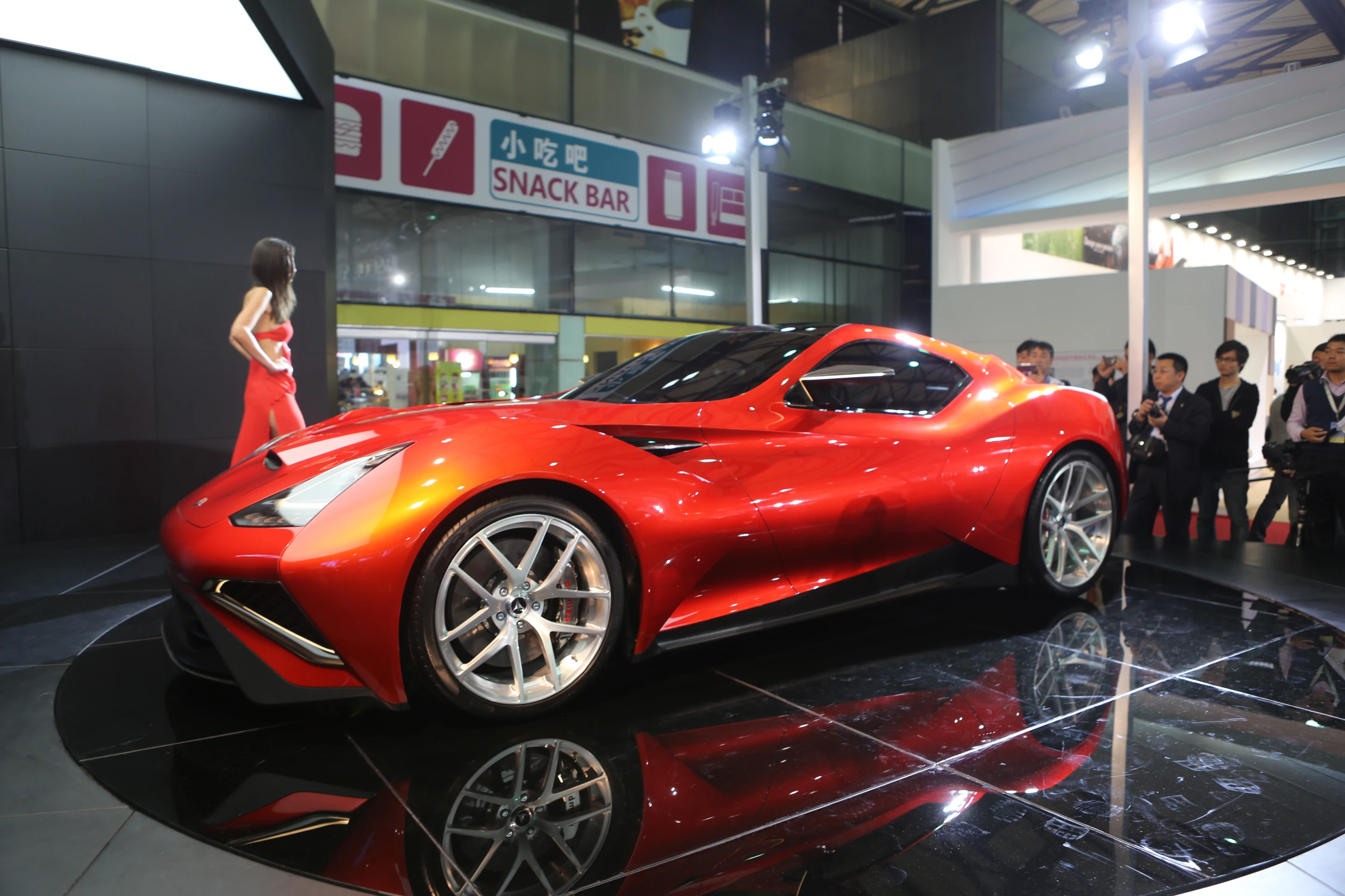 A four wheel drive alternative is expected with a twin-turbo V6 engine coupled with two electric motors for front traction, delivering 870 HP all in