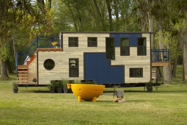 The Tiny Ski Lodge is based on a 30 ft (9.1 m)-long triple axle trailer and comprises a total floorspace of 240 sq ft (22.2 sq m)