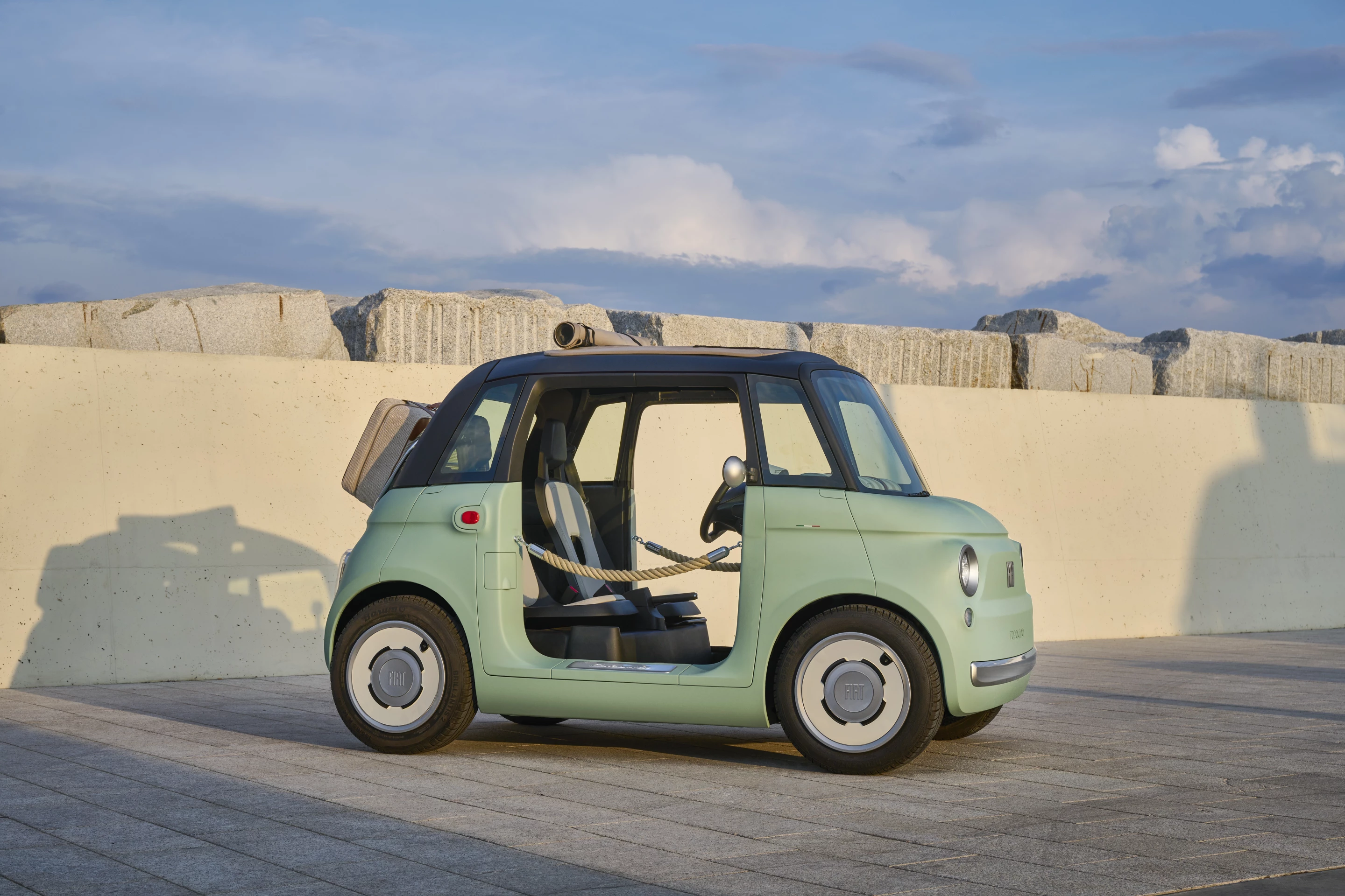 The Fiat Topolino open version has ropes for doors, and a fabric sunroof