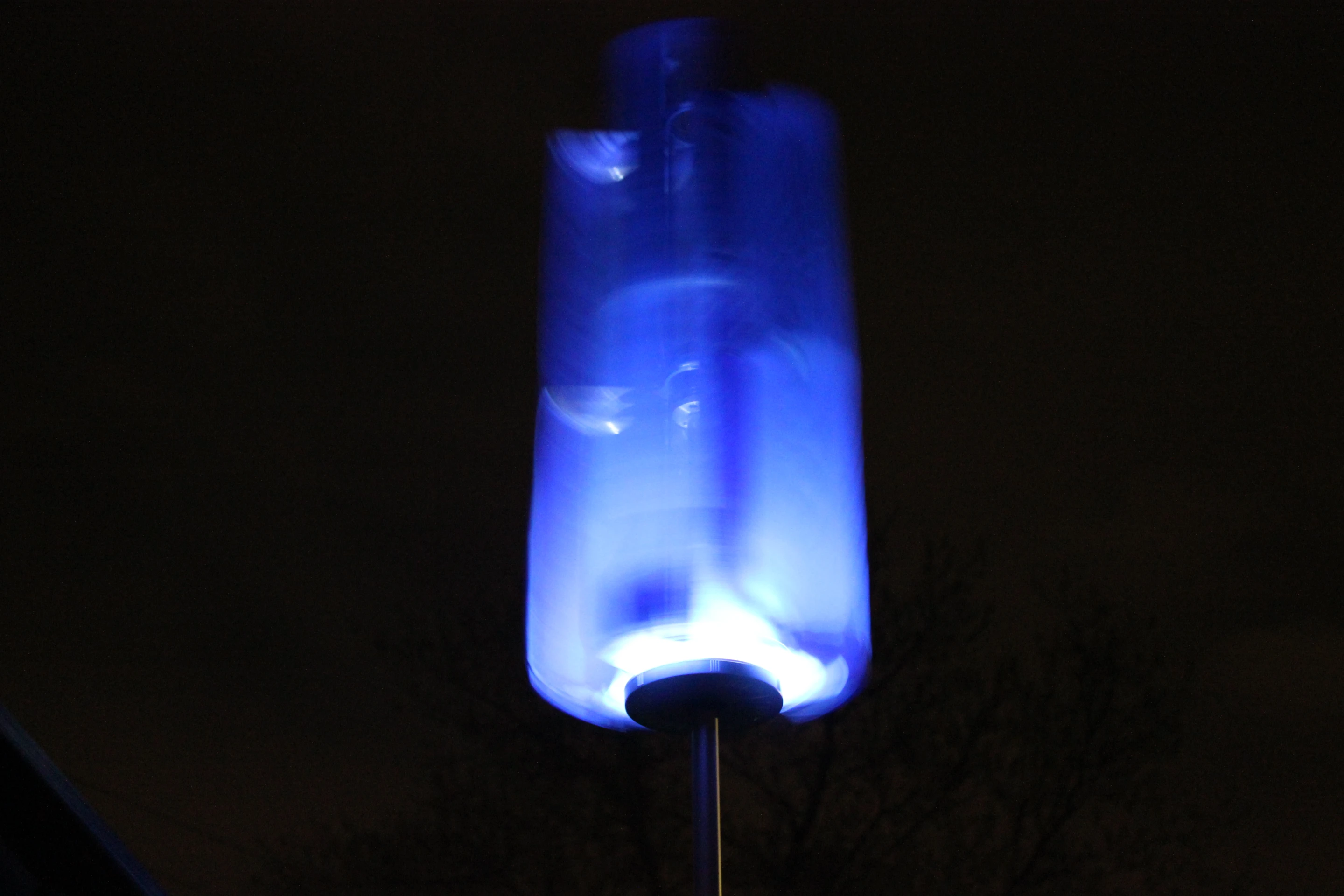 The Windpax system can be hung from a tree or elevated surface in an inverted configuration, or attached to a table or vertical surface thanks to a removable clamp with a pivoting ball-head