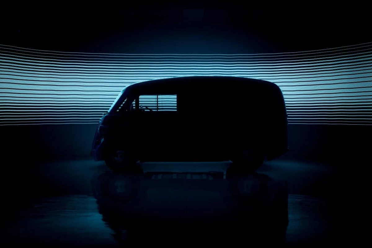 From this photo we see the JE has the hoodless face and curvy roof of the original J-type, and it looks like it also has some well-defined front fenders