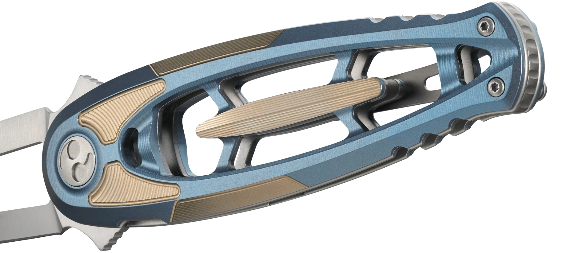 The Hirin's handle crafted out of two-tone 6AL4V titanium features sizable cutouts to help keep weight low