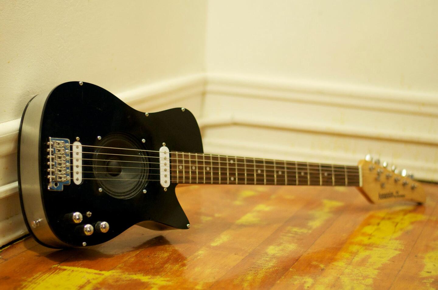 Unlimited guitar with builtin amp comes with smartphonebased digital