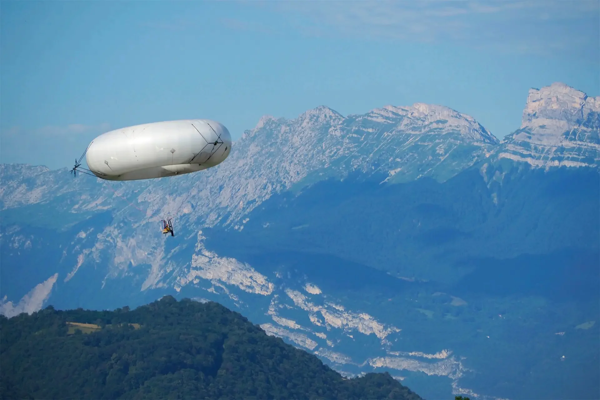 The aérOnde eVTOL/mini airship in flight